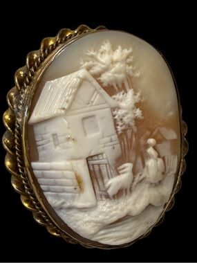 Cameo Antique Carved Shell Cameo Brooch in Cream and Gold